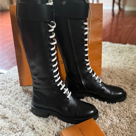 ✨LOUIS VUITTON WONDERLAND RANGER  FLAT TALL BOOTS ✨ - Picture 8 of 10